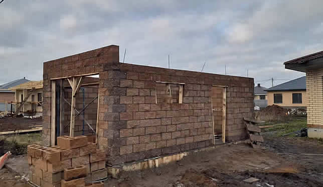 Возвели стены из блоков